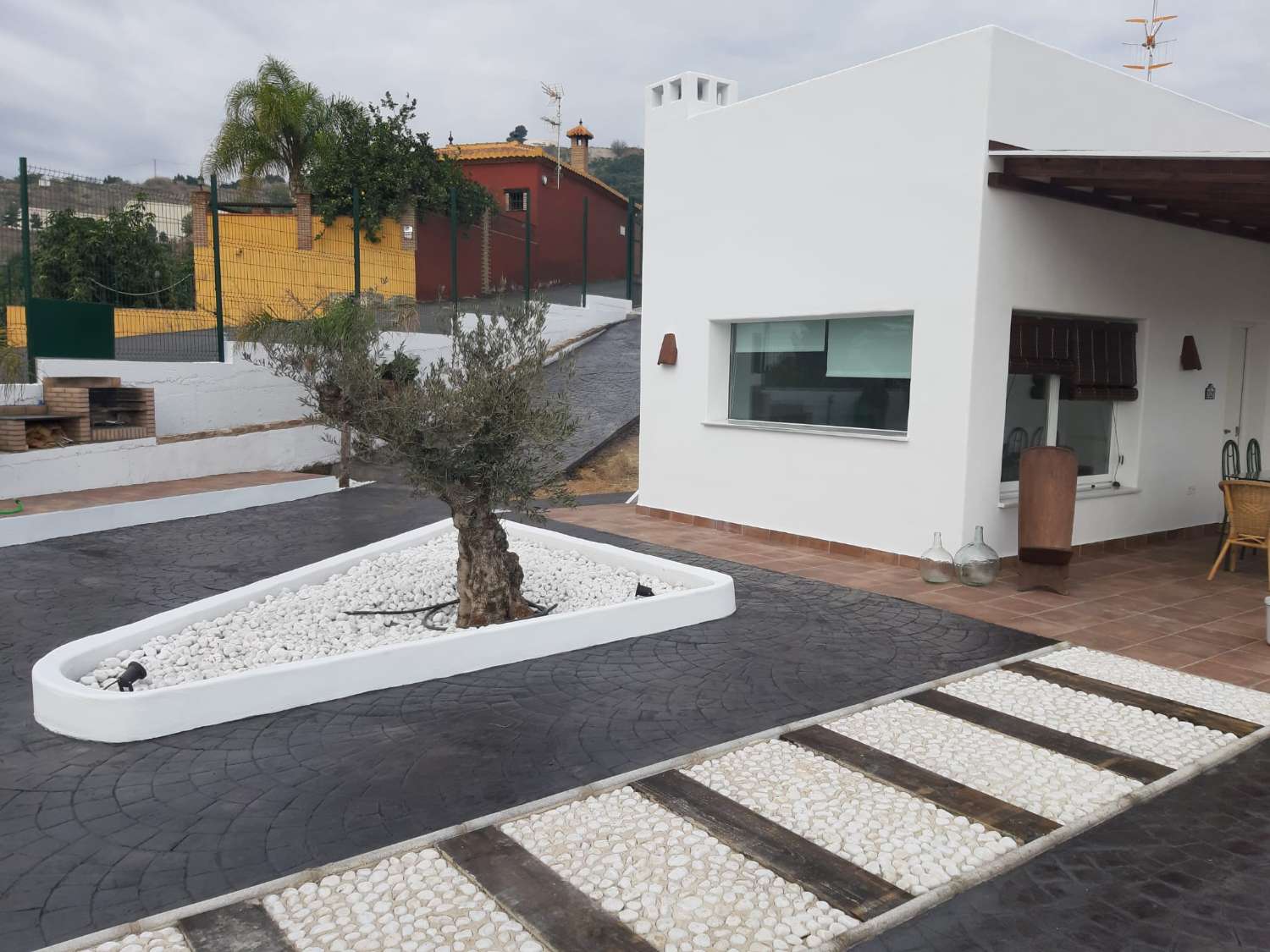 Estupenda finca de aguacates con casa-cortijo en Salobreña